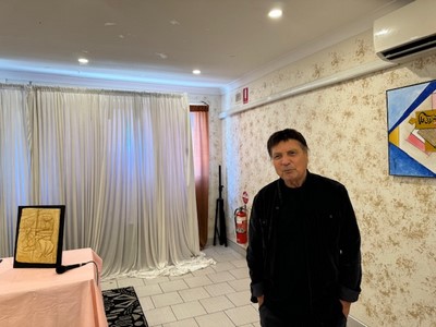 A person standing in a room

Description automatically generated