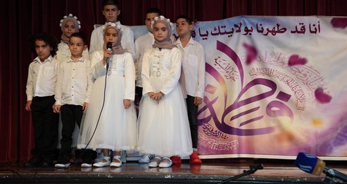 A group of children on a stage

Description automatically generated