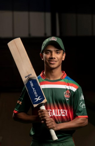 A person holding a cricket bat
Description automatically generated