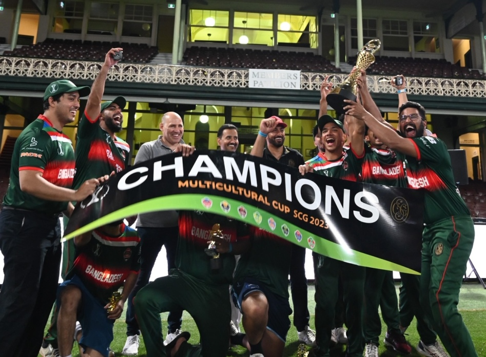 A group of people holding a trophy
Description automatically generated