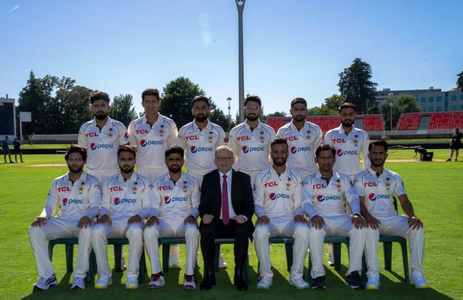 A group of men in sports uniforms posing for a photo
Description automatically generated