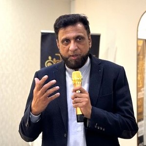 A person holding a microphone
Description automatically generated