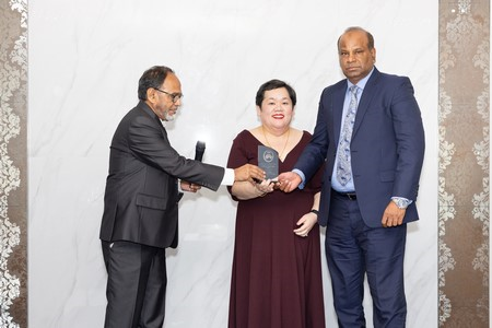 A person shaking hands with a person
Description automatically generated