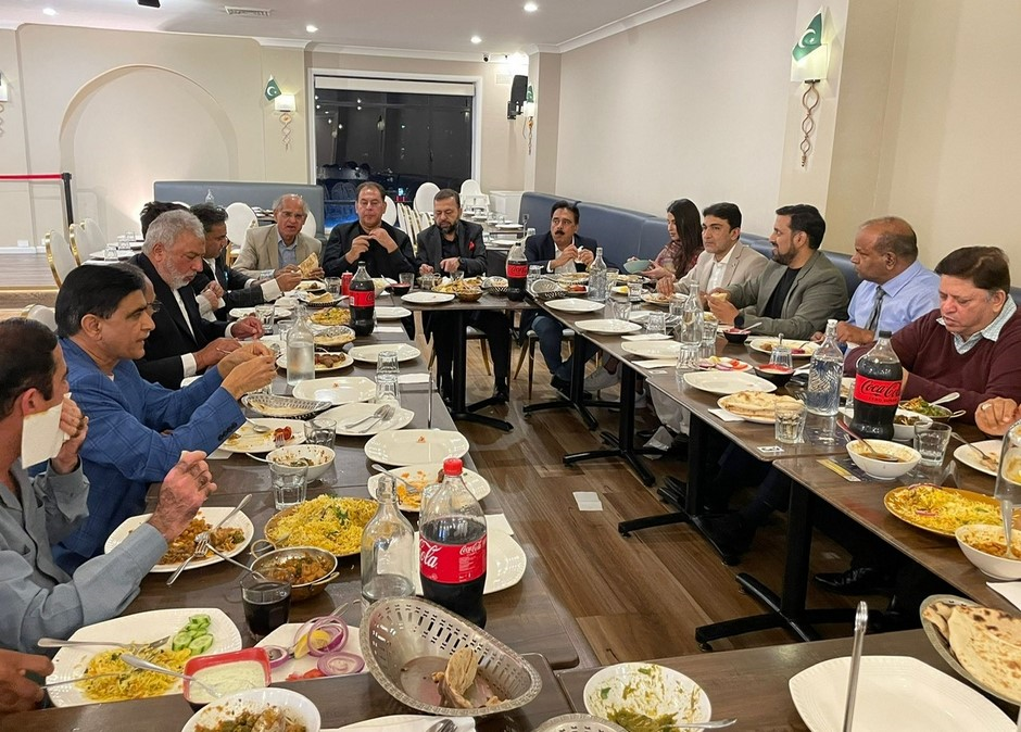 A group of people sitting at a table eating

Description automatically generated