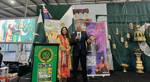 A person and person standing in front of a podium
Description automatically generated