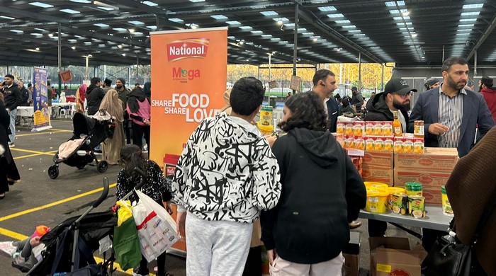 People in a grocery store
Description automatically generated