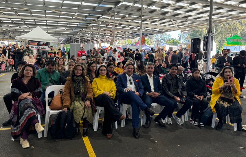A group of people sitting in chairs
Description automatically generated