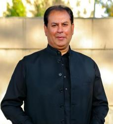 A person in a black shirt

Description automatically generated