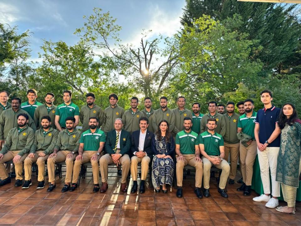 A group of people posing for a photo

Description automatically generated